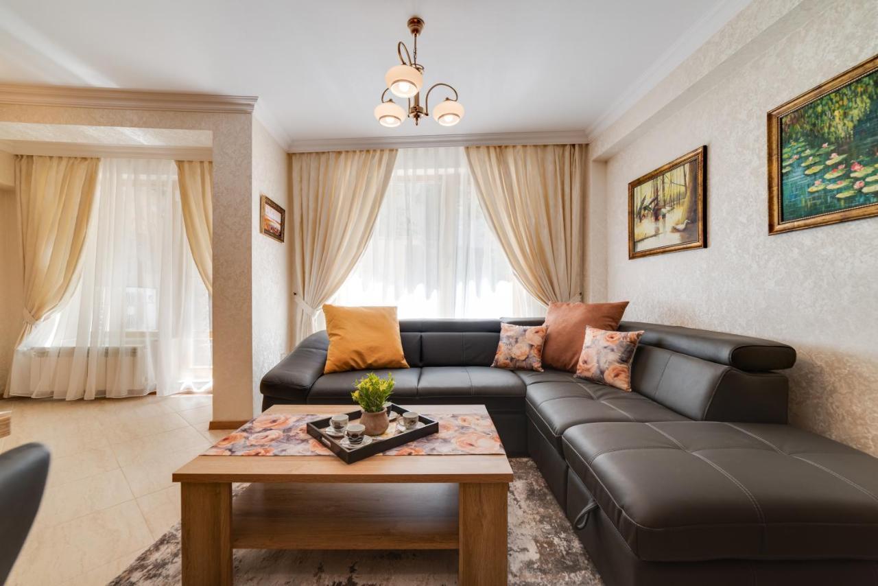 Deluxe And Central Garden Apartment Varna Exterior photo