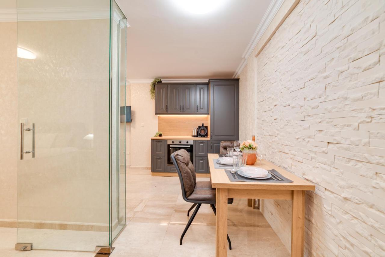 Deluxe And Central Garden Apartment Varna Exterior photo