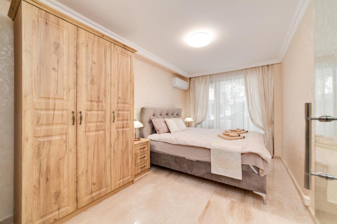 Deluxe And Central Garden Apartment Varna Exterior photo