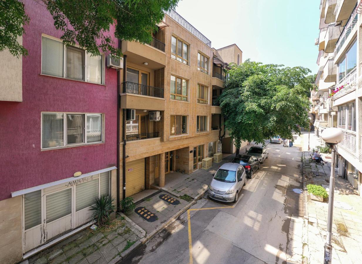 Deluxe And Central Garden Apartment Varna Exterior photo